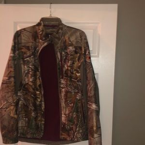 Field & stream camouflage zip up jacket. No scent. Cute fitted.